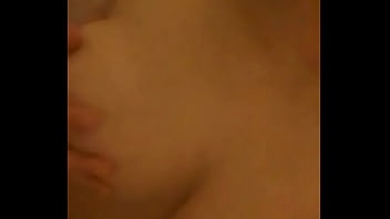 Rubia rulos tetas grande jugando en la ducha