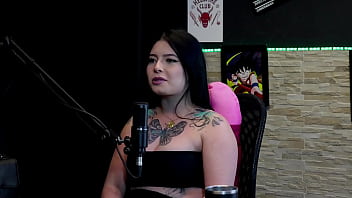 Morena gostosa e tatuada most seus gndes peitos no jogo do "eu nunca" logo após falar que estnhou o grelo da amiga e o que fez no sexo kalyca watch sheer red