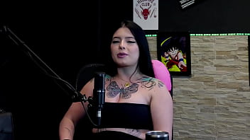 Morena gostosa e tatuada most seus gndes peitos no jogo do "eu nunca" logo após falar que estnhou o grelo da amiga e o que fez no sexo kalyca watch sheer red