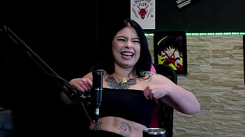 Morena gostosa e tatuada most seus gndes peitos no jogo do "eu nunca" logo após falar que estnhou o grelo da amiga e o que fez no sexo kalyca watch sheer red