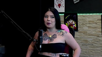 Morena gostosa e tatuada most seus gndes peitos no jogo do "eu nunca" logo após falar que estnhou o grelo da amiga e o que fez no sexo kalyca watch sheer red