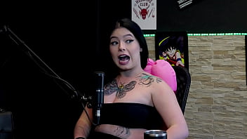 Morena gostosa e tatuada most seus gndes peitos no jogo do "eu nunca" logo após falar que estnhou o grelo da amiga e o que fez no sexo kalyca watch sheer red