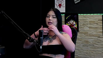 Morena gostosa e tatuada most seus gndes peitos no jogo do "eu nunca" logo após falar que estnhou o grelo da amiga e o que fez no sexo kalyca watch sheer red