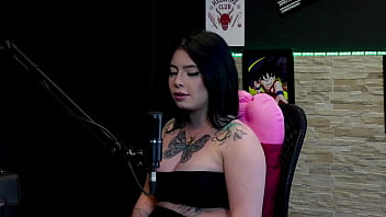Morena gostosa e tatuada most seus gndes peitos no jogo do "eu nunca" logo após falar que estnhou o grelo da amiga e o que fez no sexo kalyca watch sheer red