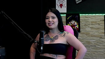 Morena gostosa e tatuada most seus gndes peitos no jogo do "eu nunca" logo após falar que estnhou o grelo da amiga e o que fez no sexo kalyca watch sheer red