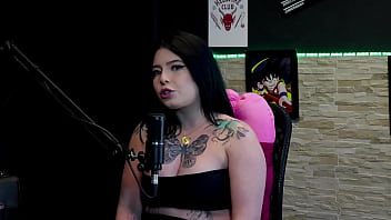 Morena gostosa e tatuada most seus gndes peitos no jogo do "eu nunca" logo após falar que estnhou o grelo da amiga e o que fez no sexo kalyca watch sheer red