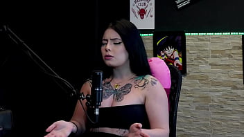 Morena gostosa e tatuada most seus gndes peitos no jogo do "eu nunca" logo após falar que estnhou o grelo da amiga e o que fez no sexo kalyca watch sheer red