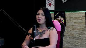 Morena gostosa e tatuada most seus gndes peitos no jogo do "eu nunca" logo após falar que estnhou o grelo da amiga e o que fez no sexo kalyca watch sheer red