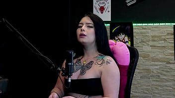 Morena gostosa e tatuada most seus gndes peitos no jogo do "eu nunca" logo após falar que estnhou o grelo da amiga e o que fez no sexo kalyca watch sheer red