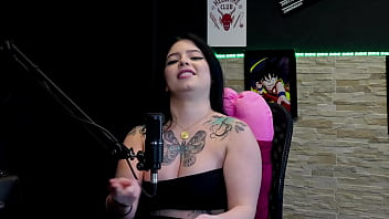 Morena gostosa e tatuada most seus gndes peitos no jogo do "eu nunca" logo após falar que estnhou o grelo da amiga e o que fez no sexo kalyca watch sheer red