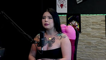 Morena gostosa e tatuada most seus gndes peitos no jogo do "eu nunca" logo após falar que estnhou o grelo da amiga e o que fez no sexo kalyca watch sheer red