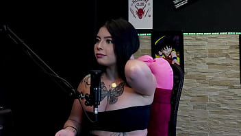 Morena gostosa e tatuada most seus gndes peitos no jogo do "eu nunca" logo após falar que estnhou o grelo da amiga e o que fez no sexo kalyca watch sheer red