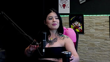 Morena gostosa e tatuada most seus gndes peitos no jogo do "eu nunca" logo após falar que estnhou o grelo da amiga e o que fez no sexo kalyca watch sheer red
