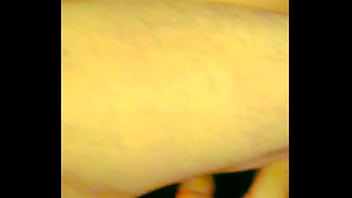 Esposa de amigo me entrega la cola