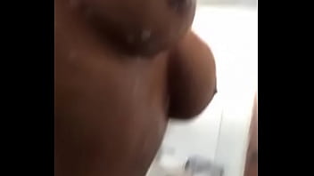 Mamasita se toca en el baño