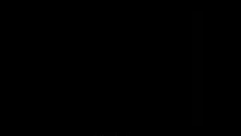 “昨晚我偷聽到繼母在房間自慰…她居然喊著我的名字高潮了，今天早上她看我的眼神完全不對勁…”