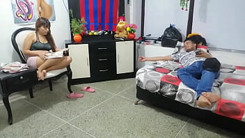 Tengo ganas de coger y mi hermanastra esta ocupada viendo su revista asi que la provoco Tengo ganas de coger y mi hermanastra esta ocupada viendo su revista asi que la provoco