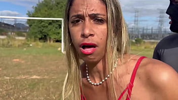 Minha esposa dando na minha frente no campo de futebol eu gravando tudo