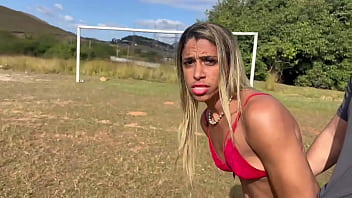 Minha esposa dando na minha frente no campo de futebol eu gravando tudo