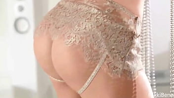 Nikki Benz Strips Off & Dances In The Most Seductive Possible Way thumbnail