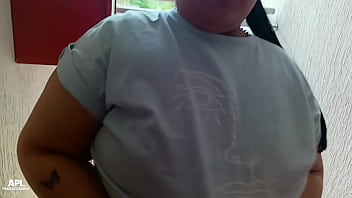 La puta de mi vecina siempre sale a la puerta mostrando su enorme culo pero esta vez me lo pude follar hasta llenarselo de creampie historia completa