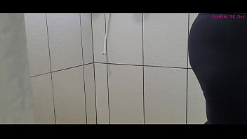 Gostosa de calça legging molhada no banho bunda grande perfeita sophie helenass