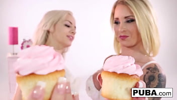 Hot babes lick pussy