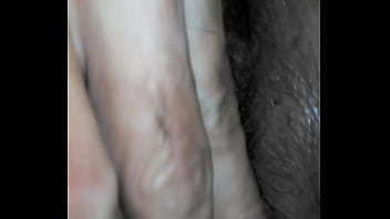 Gorda sendo dedada pelo seu macho