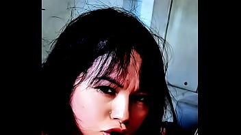 Aluna da faculdade faz boquete gostoso no amigo gordo e virgem