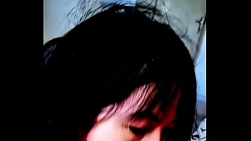 Aluna da faculdade faz boquete gostoso no amigo gordo e virgem