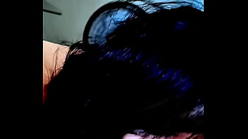 Aluna da faculdade faz boquete gostoso no amigo gordo e virgem