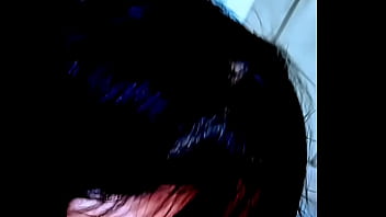 Aluna da faculdade faz boquete gostoso no amigo gordo e virgem