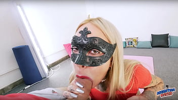 Beautiful babe perfect round butt and puffy pussy with a nice pair of ducklips giving a blowjob