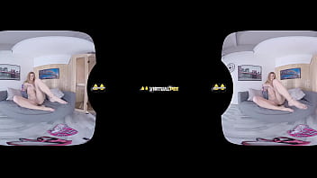 Redhead gets off while pissing in virtual reality