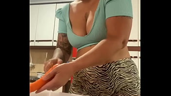 Mulher casada fazendo live usando roupa curta quase pelada