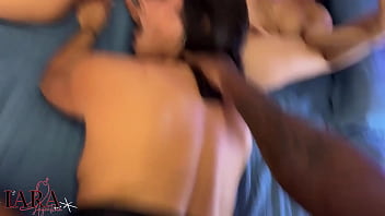 Amigas com bucetas pequenas dividem um pau preto enorme