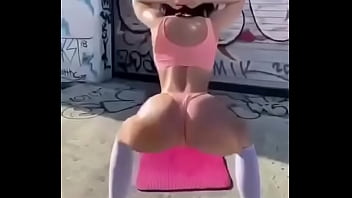 Une superbe blonde qui s’entraîne