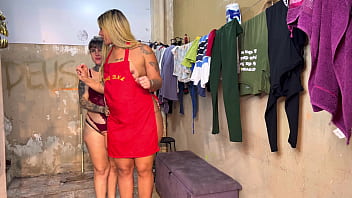 Empregada doméstica que chegou da bahia pra trabalhar em são paulo baiana do rabo gigante acabou metendo gostoso com seus patrões