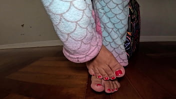 Exibindo e fodendo o cuzinho da minha esposa pela manhã