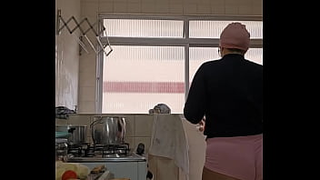 Eu finjo que estou cozinhando na verdade eu gosto de exibir e a buceta inchada