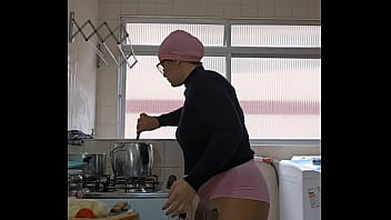 Eu finjo que estou cozinhando na verdade eu gosto de exibir e a buceta inchada