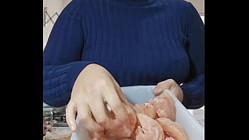 Eu finjo que estou cozinhando na verdade eu gosto de exibir e a buceta inchada