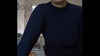Eu finjo que estou cozinhando na verdade eu gosto de exibir e a buceta inchada