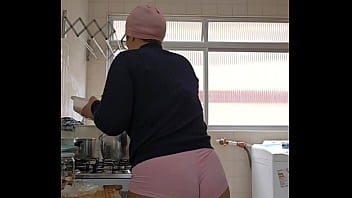 Eu finjo que estou cozinhando na verdade eu gosto de exibir e a buceta inchada