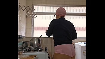 Eu finjo que estou cozinhando na verdade eu gosto de exibir e a buceta inchada Eu finjo que estou cozinhando na verdade eu gosto de exibir e a buceta inchada