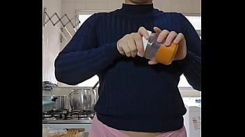 Eu finjo que estou cozinhando na verdade eu gosto de exibir e a buceta inchada