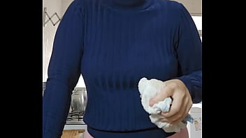 Eu finjo que estou cozinhando na verdade eu gosto de exibir e a buceta inchada