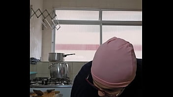 Eu finjo que estou cozinhando na verdade eu gosto de exibir e a buceta inchada