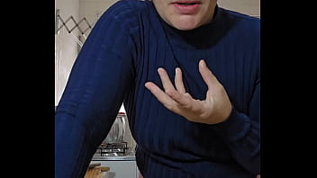 Eu finjo que estou cozinhando na verdade eu gosto de exibir e a buceta inchada