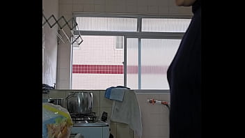 Eu finjo que estou cozinhando na verdade eu gosto de exibir e a buceta inchada